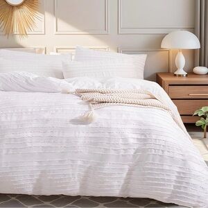 NWOT Elegant White Duvet Microfiber Bedding Set